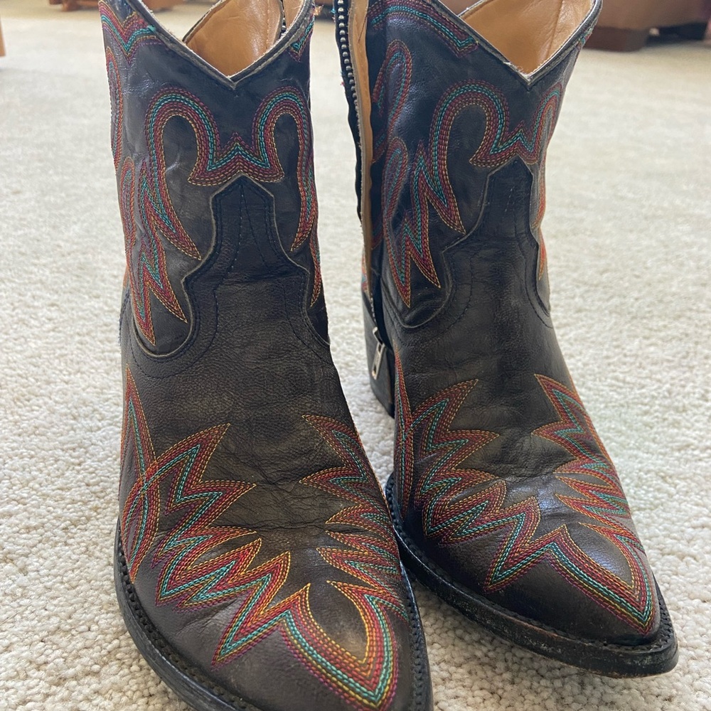 Old Gringo - size 8. Worn once, dark brown. Beautiful stitching. Zipper side